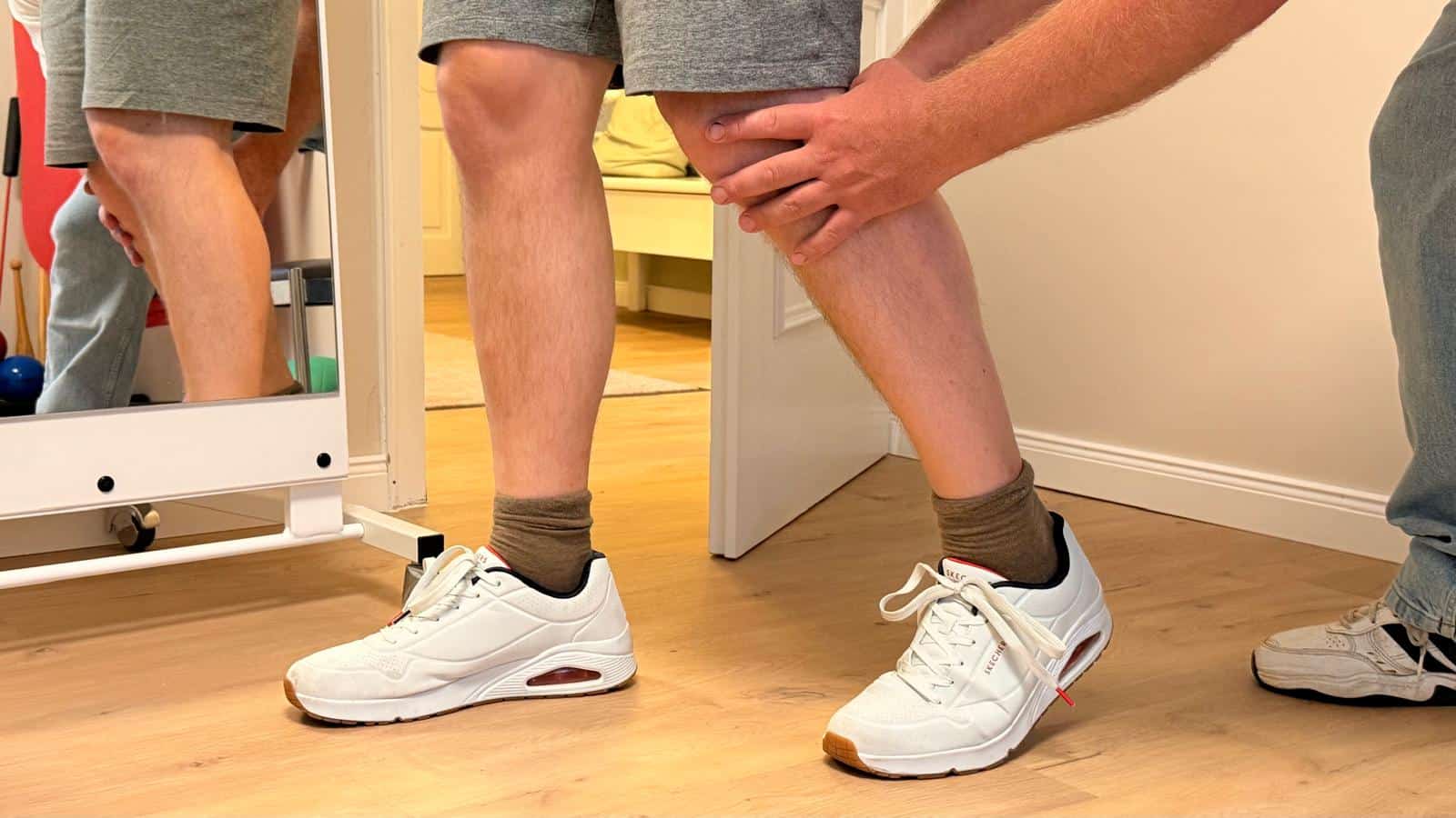 Patient bei Physiotherapie Felde in Mainz-Drais macht Beinübungen.