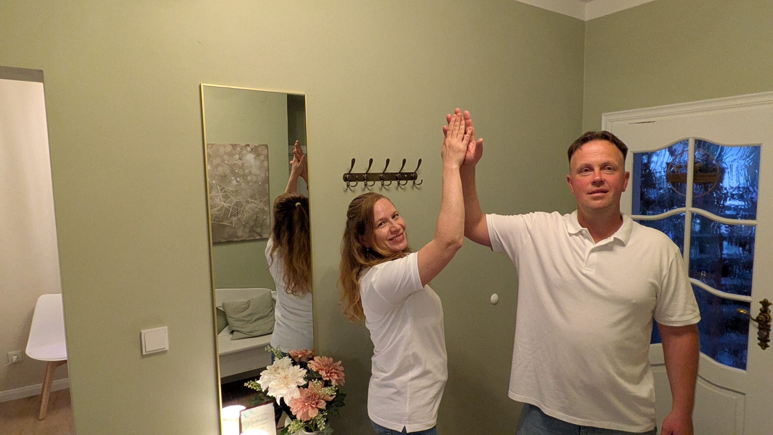 Therapeut und Patient geben sich die Hand in Physiotherapie-Praxis Mainz-Drais.